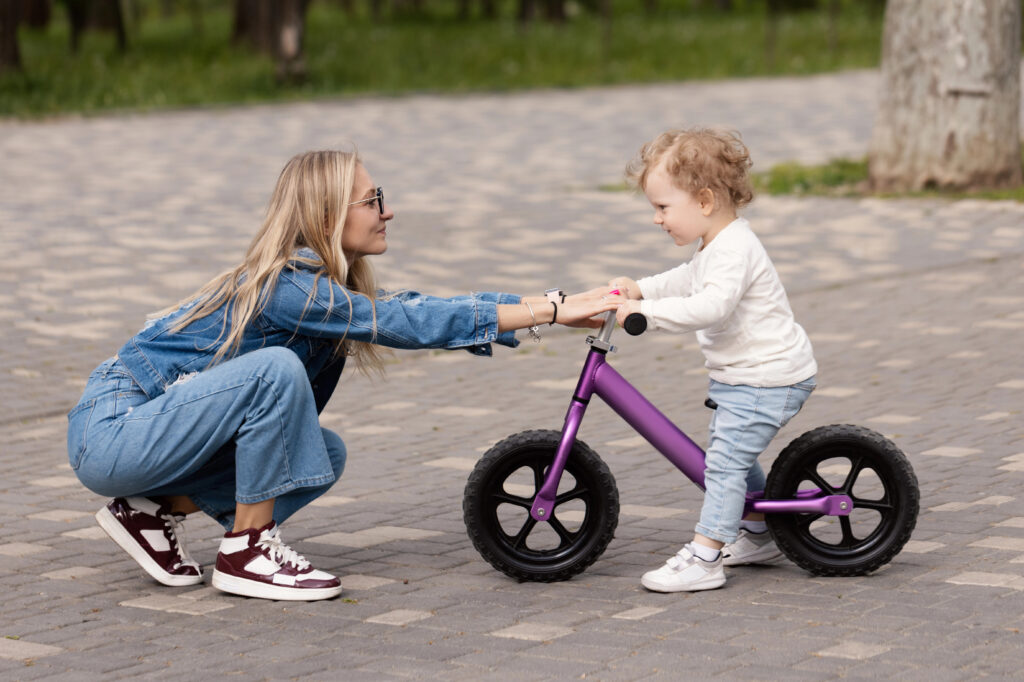 Kid with bike and mom